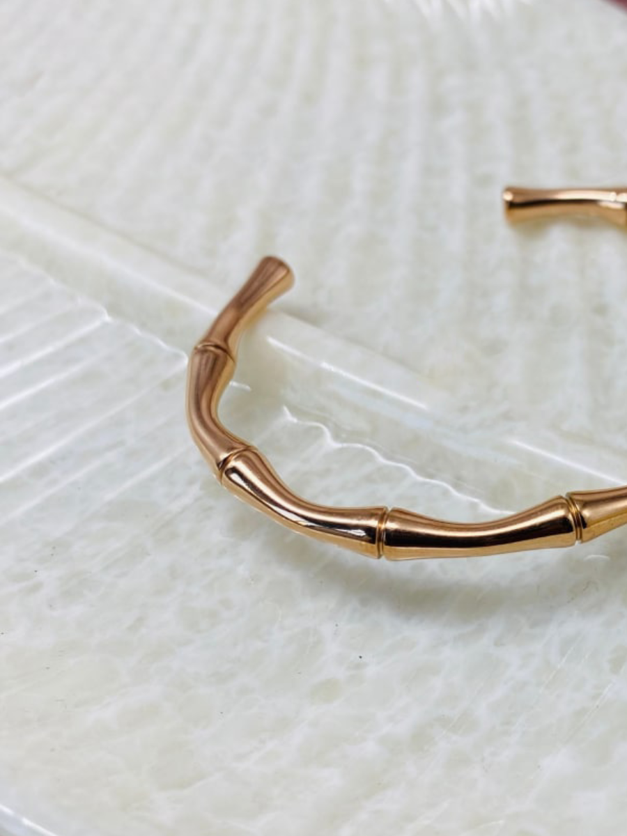 Stylish Women's Rose Gold Cuff Bracelet - Closure